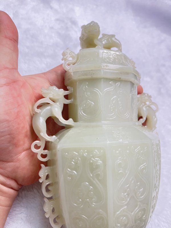 和田玉宝相花纹顾首龙耳兽顶盖瓶 - 图6