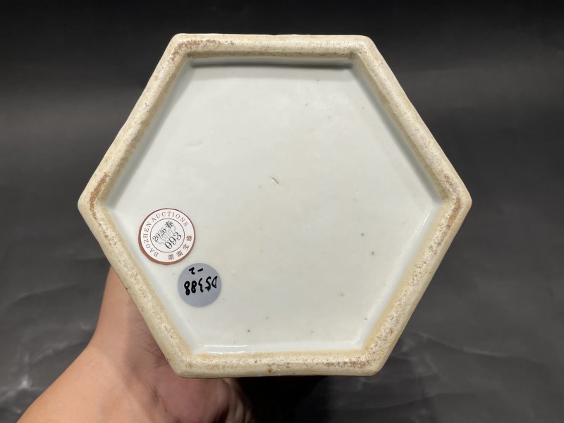 清道光 粉彩八蛮进宝六方镂空帽筒一对 - 图13