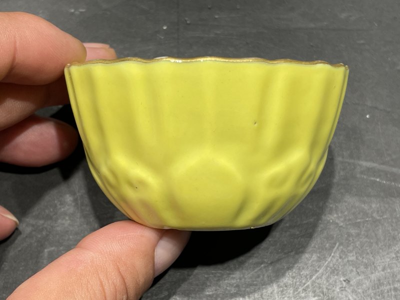 清中期 黄釉模印莲瓣纹杯 - 图2