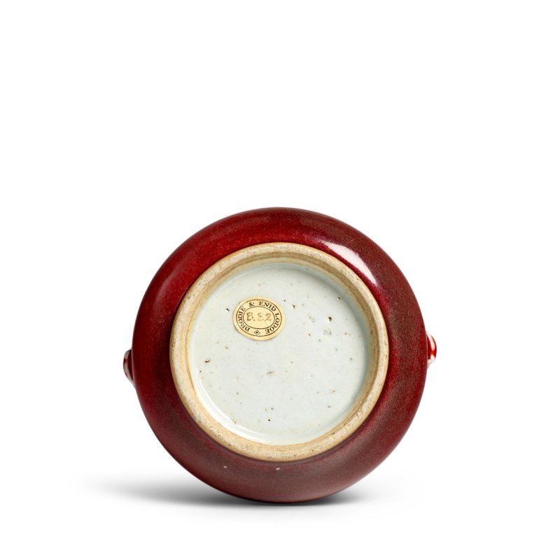 十八世紀 紅釉香爐及茄皮紫釉香爐一組兩件 | A COPPER-RED-GLAZED CENSER AND AN AUBERGINE-GLAZED CENSER - 图4