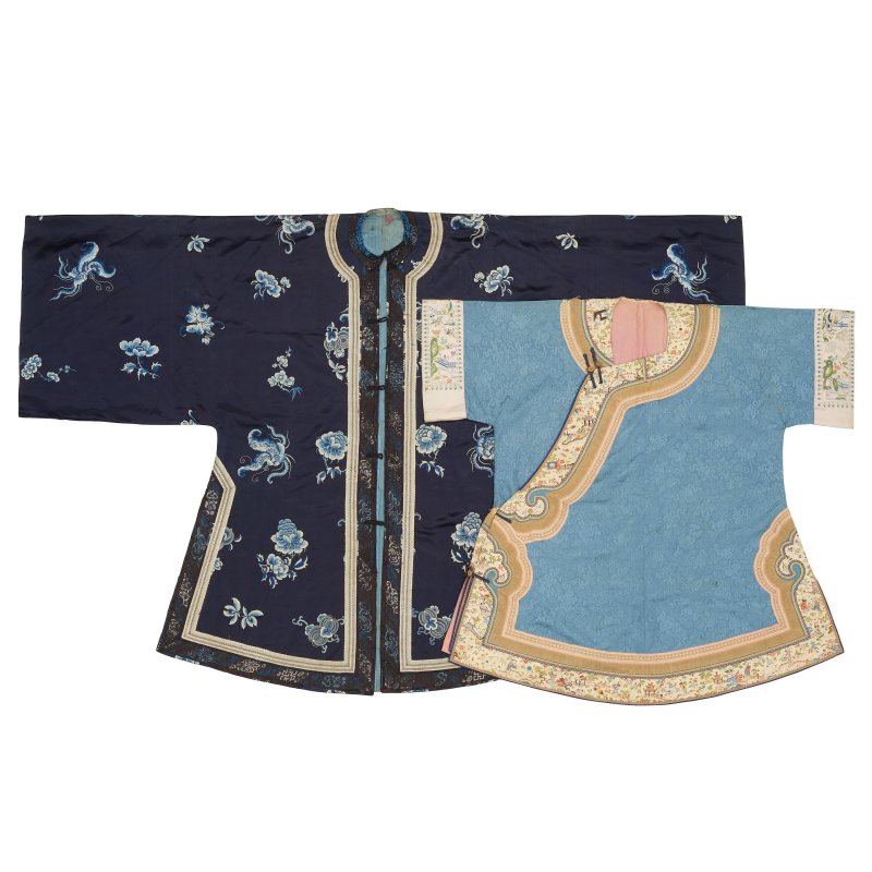 晚清 淺藍地暗花緞纕邊女袍 及 深藍絲錦地綉花蝶紋女袍 | TWO BLUE-GROUND EMBROIDERED SILK LADY'S ROBES - 图3
