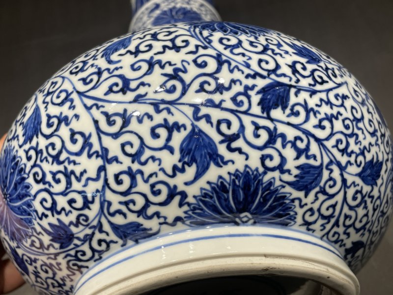 清康熙 青花缠枝莲纹直颈瓶 - 图11