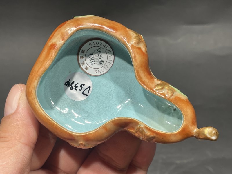 清乾隆 粉彩癞瓜葫芦形水洗（带原木座） - 图6