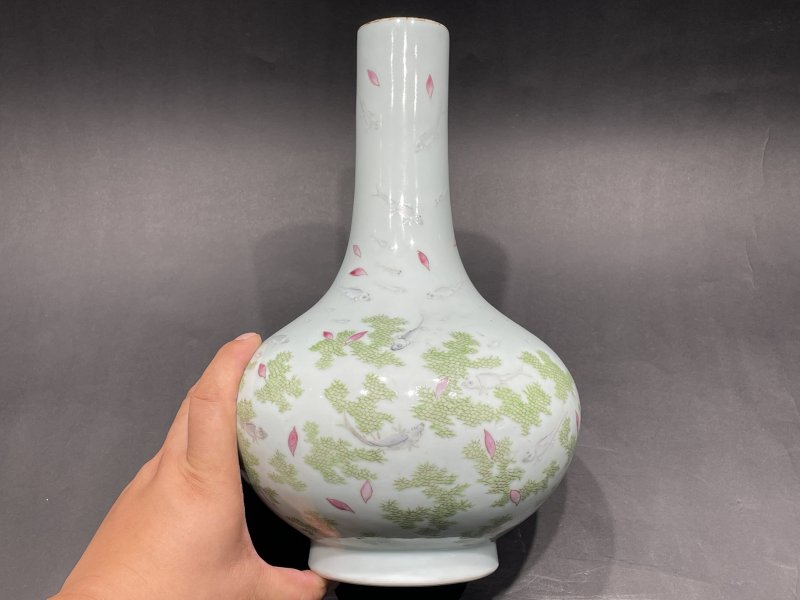 清道光 粉彩落花流水游鱼图瓶 - 图4