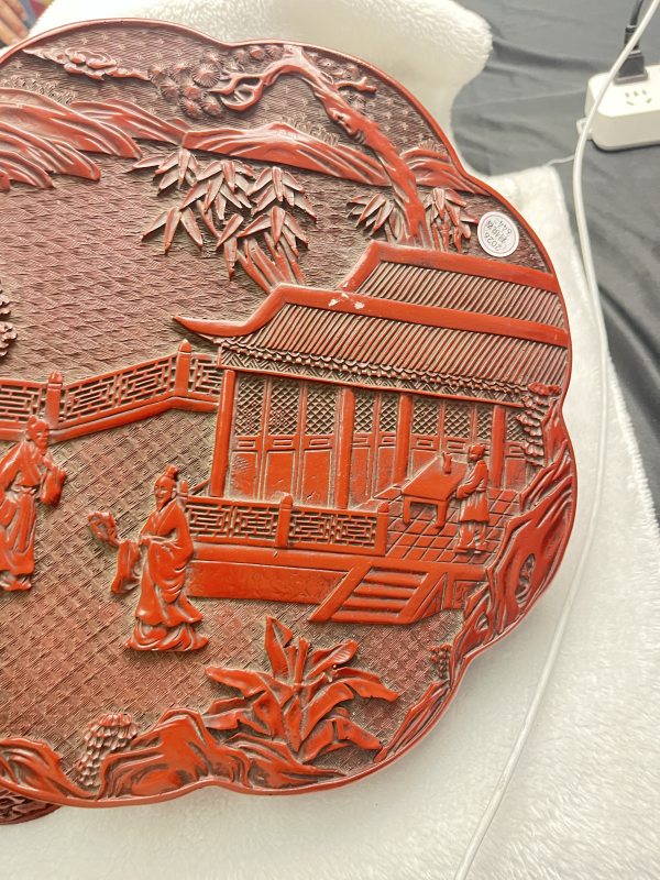 剔红庭院仕女纹花形捧盒 - 图4