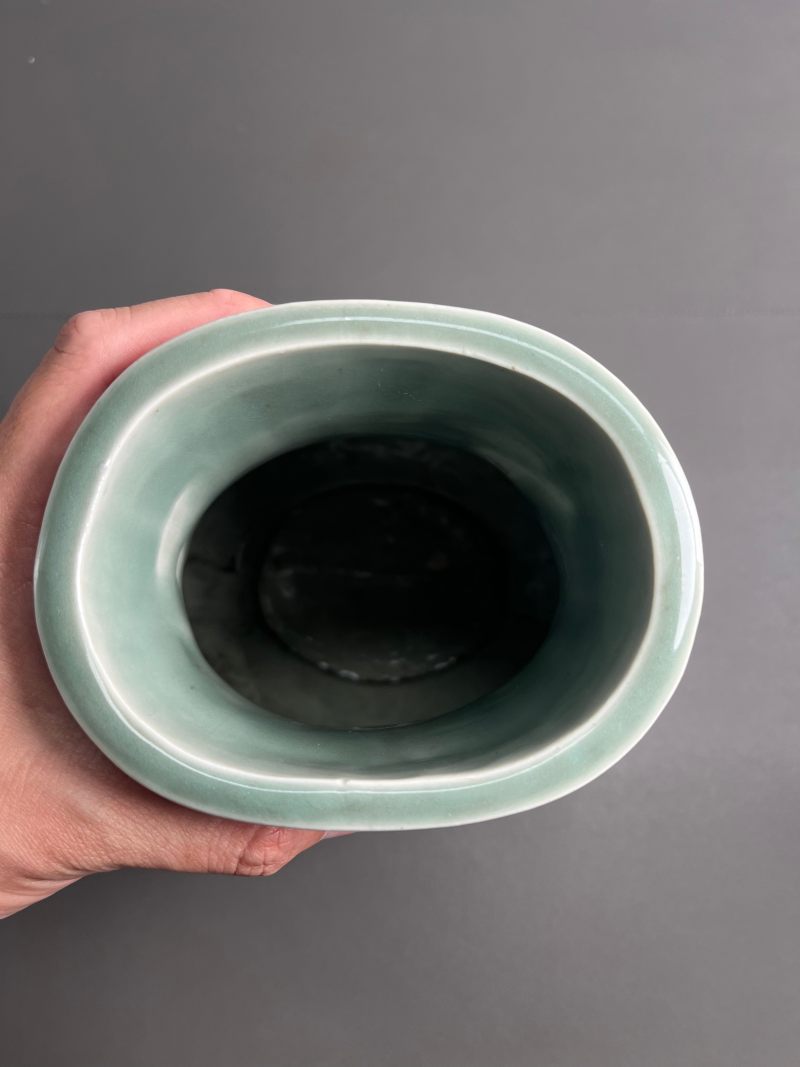 清康熙  豆青釉刻划缠枝牡丹纹贯耳壶 - 图19