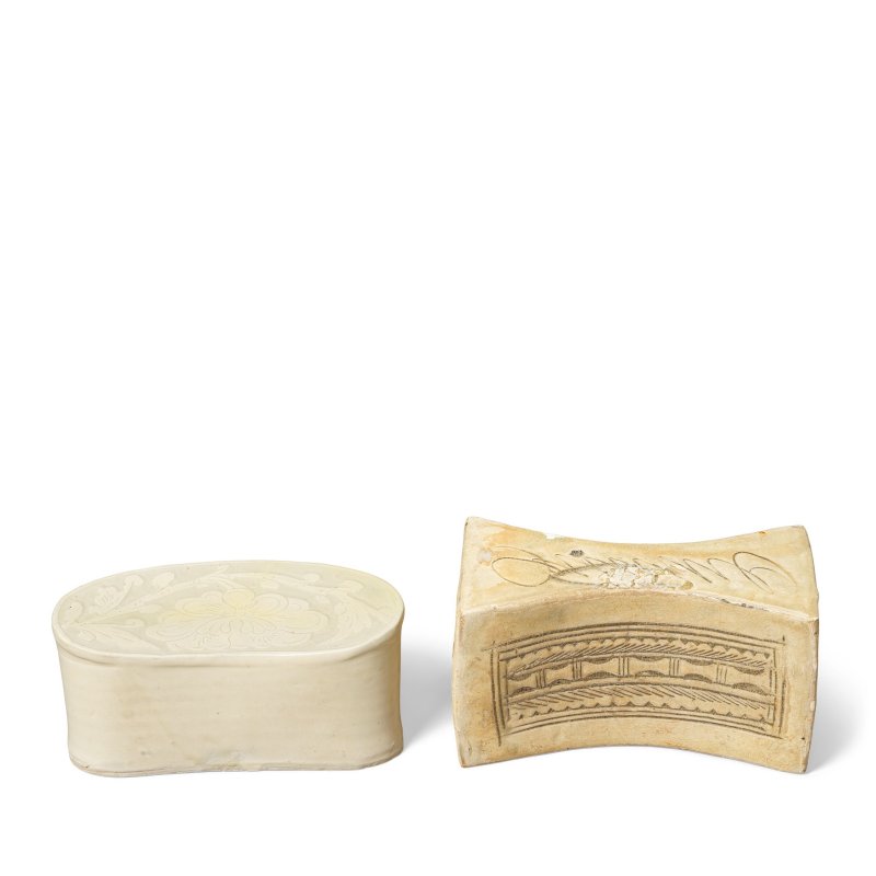 北宋 白釉劃花枕及銀錠式刻花枕 | A SLIP-DECORATED SGRAFFIATO PEONY PILLOW AND AN INCISED LINEAR DESIGN PILLOW - 图3