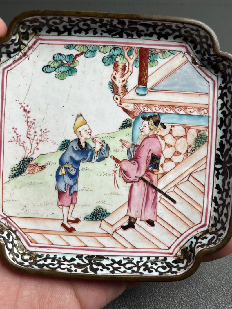 清乾隆  铜胎画珐琅人物故事图四方倭角碟（一对、带老盒） - 图10