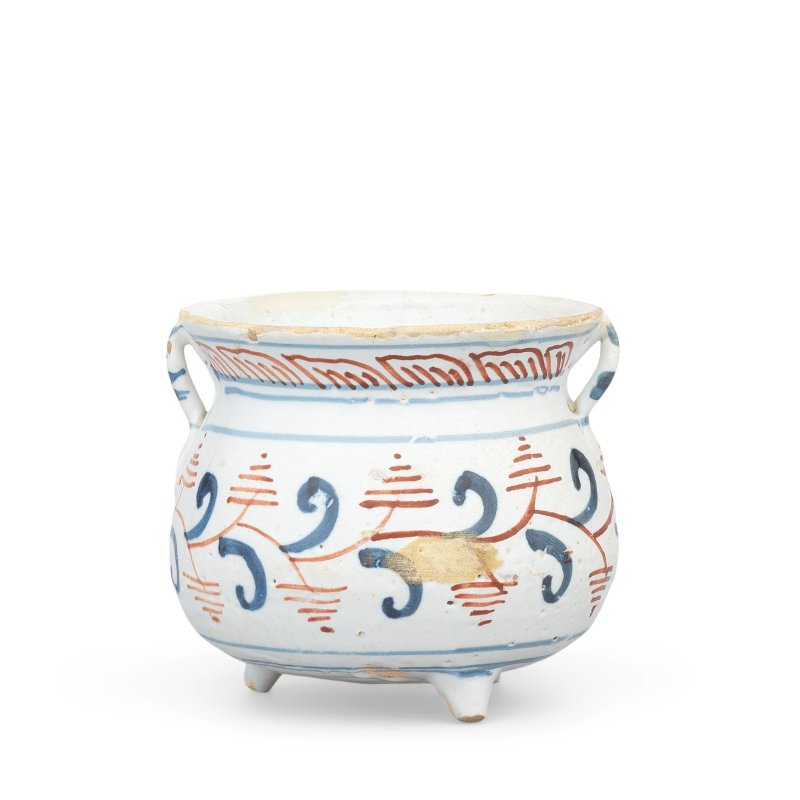 An English delftware toy or miniature cauldron, circa 1710-30 - 图2