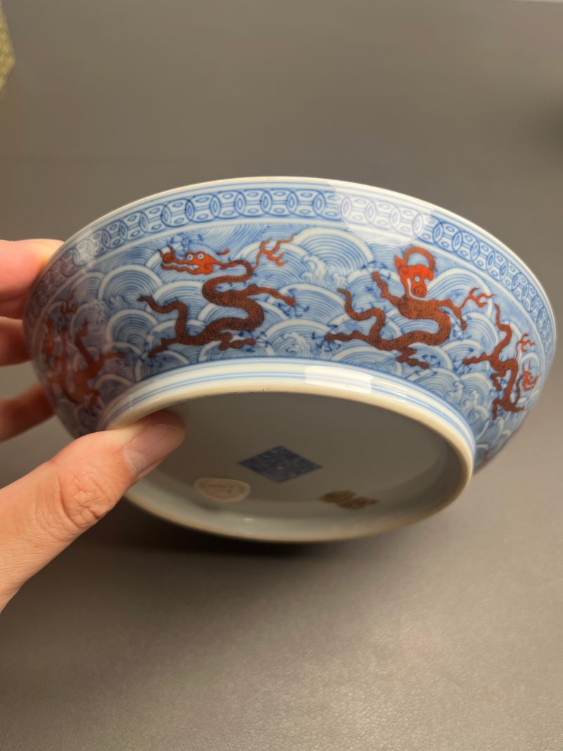 清乾隆  青花矾红九龙闹海图盘 - 图11