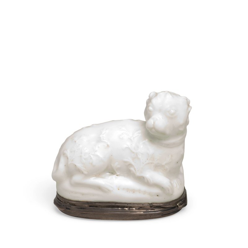 A Mennecy silver-mounted white snuff box and cover in the shape of a pug dog, circa 1750 - 图3