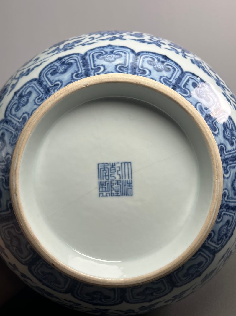 清乾隆  青花缠枝莲纹赏瓶 - 图29