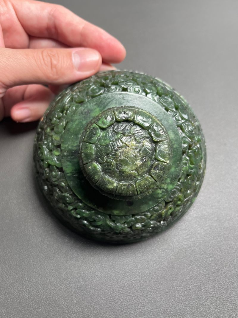 清乾隆  碧玉饕餮纹折沿熏炉（带木座） - 图5