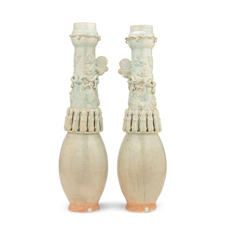 元 青白堆塑瓶一對 | A PAIR OF VERY LARGE QINGBAI FUNERARY JARS - 图2
