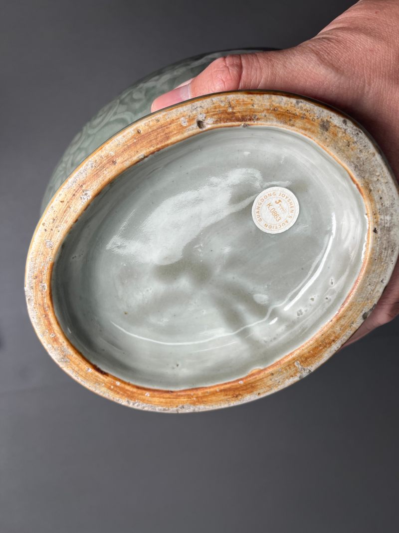 清康熙  豆青釉刻划缠枝牡丹纹贯耳壶 - 图23