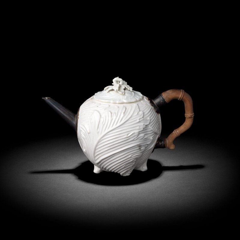 A Chelsea white acanthus or 'Strawberry Leaf' teapot and cover, circa 1745-49 - 图4
