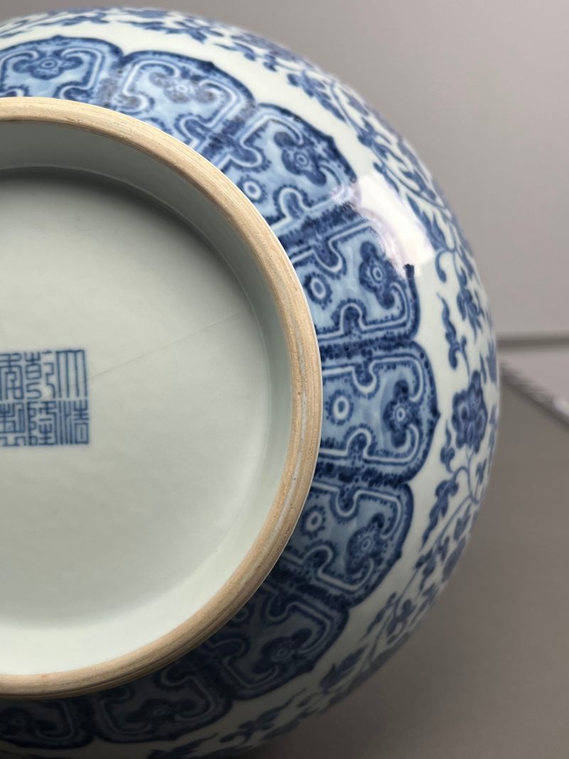 清乾隆  青花缠枝莲纹赏瓶 - 图30