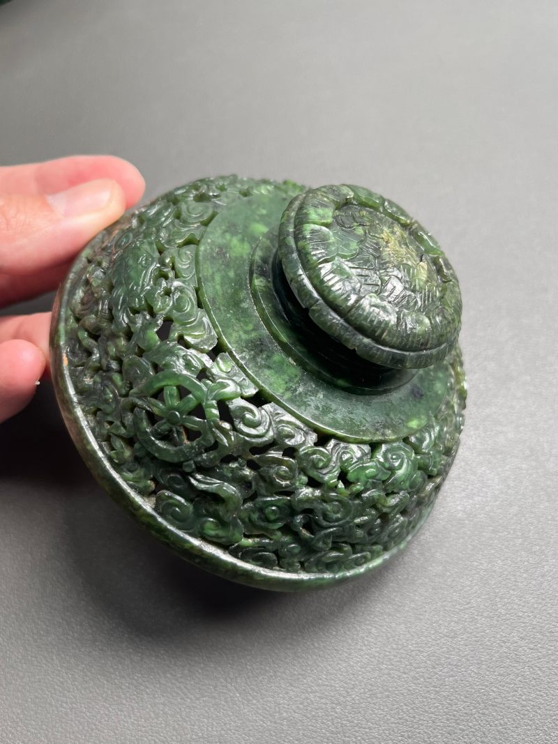 清乾隆  碧玉饕餮纹折沿熏炉（带木座） - 图6