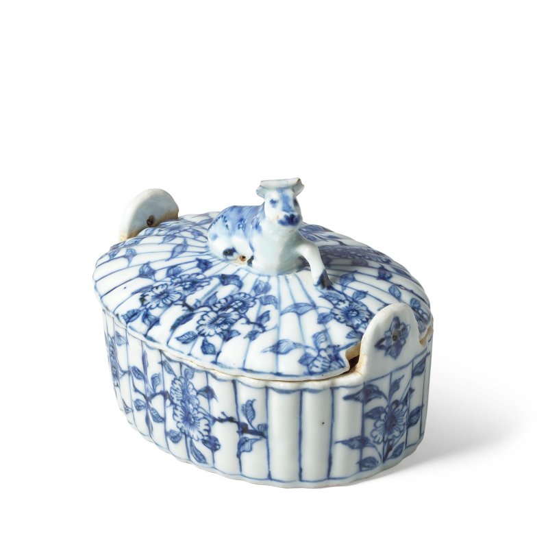 清乾隆 青花臺夫特式蓋盌 | A BLUE AND WHITE DELFT-STYLE BUTTER TUB AND COVER - 图6