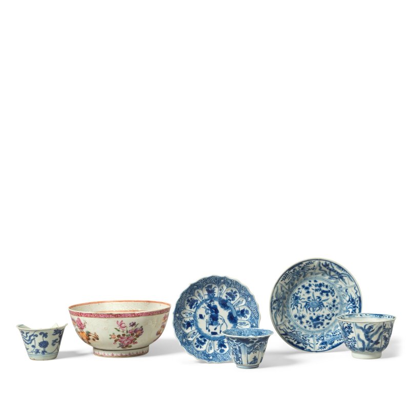 清康熙/乾隆 青花盃、托及粉彩盌 | A GROUP OF BLUE AND WHITE CUPS, SAUCERS AND A FAMILLE ROSE BOWL - 图2