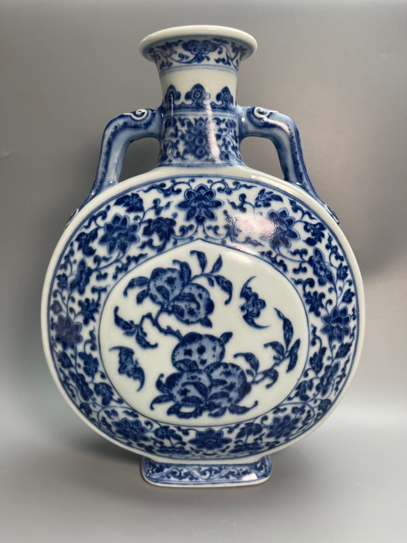 清乾隆  青花缠枝莲杏圆开光福寿纹双如意耳扁瓶 - 图6