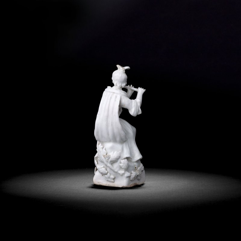 A rare and early Derby white figure of a lady flautist, circa 1750-52 - 图2