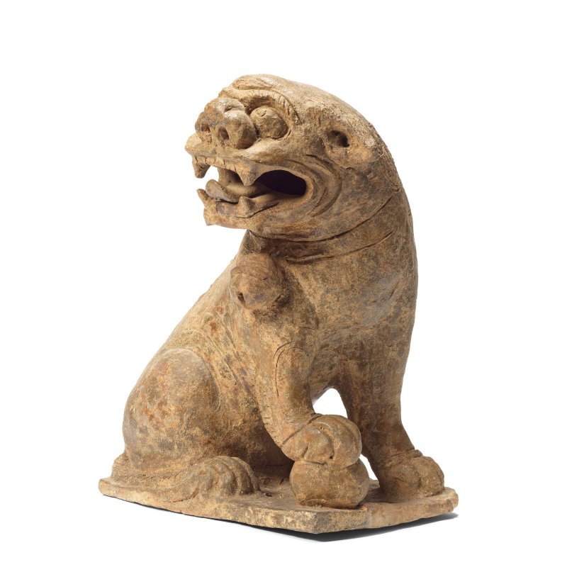 漢 陶屋、陶立俑及犬俑 | A POTTERY MODEL OF A HOUSE, A TERRACOTTA 'STICK' FIGURE AND A GLAZED BUDDHIST LION DOG - 图2