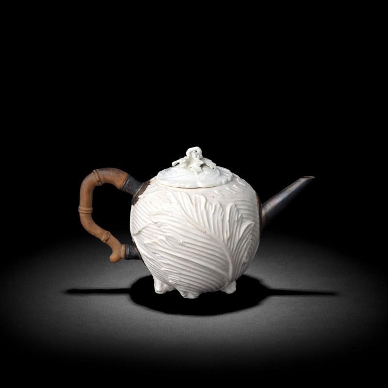 A Chelsea white acanthus or 'Strawberry Leaf' teapot and cover, circa 1745-49 - 图5