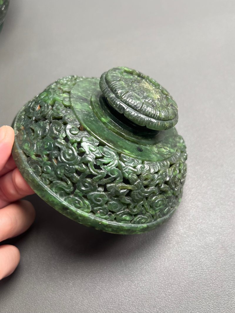 清乾隆  碧玉饕餮纹折沿熏炉（带木座） - 图7