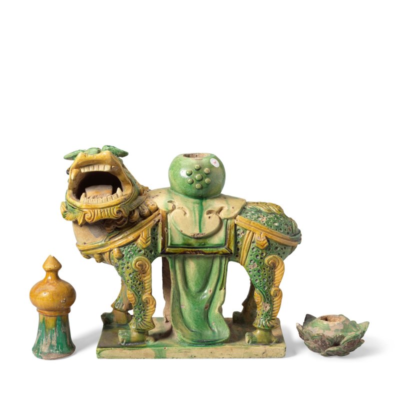 明 素三彩佛獅一件及建築飾件兩件 | A LARGE GLAZED POTTERY CAPARISONED LION AND TWO ARCHITECTURAL ELEMENTS - 图8
