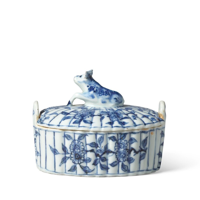 清乾隆 青花臺夫特式蓋盌 | A BLUE AND WHITE DELFT-STYLE BUTTER TUB AND COVER - 图2