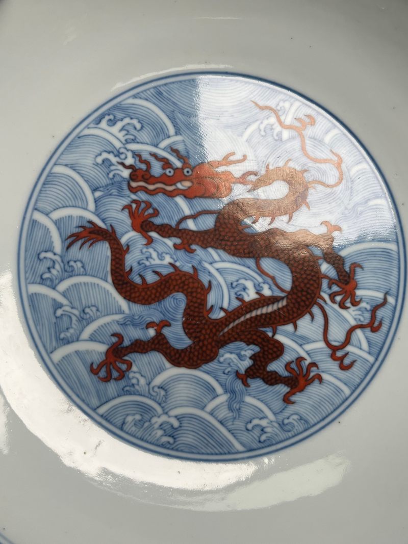 清乾隆  青花矾红九龙闹海图盘 - 图8