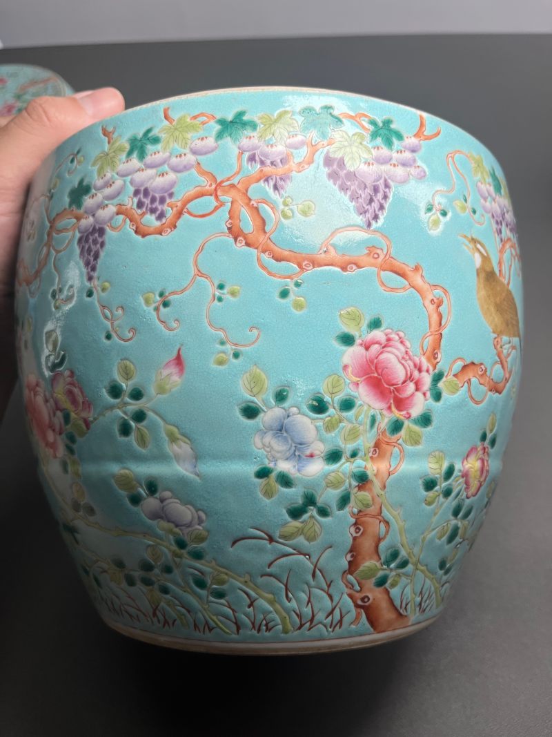 清宣统  松石绿地粉彩藤萝葡萄画眉纹鼓式盖罐 - 图9