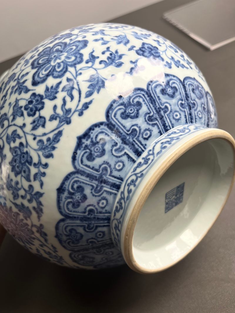清乾隆  青花缠枝莲纹赏瓶 - 图26