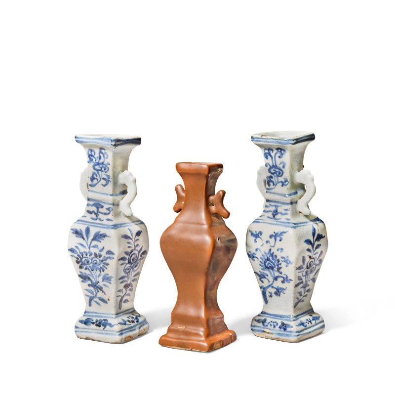 明正統至天順 青花瓶兩件及醬地瓶一件 | A NEAR PAIR OF BLUE AND WHITE VASES AND A CHOCOLATE-BROWN-GLAZED VASE