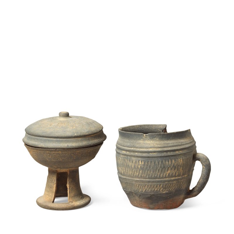 朝鮮 三國時代 約三五零至五五零年 高盃及手柄盃 | A POTTERY FUNERARY URN AND COVER TOGETHER WITH A HANDLED CUP