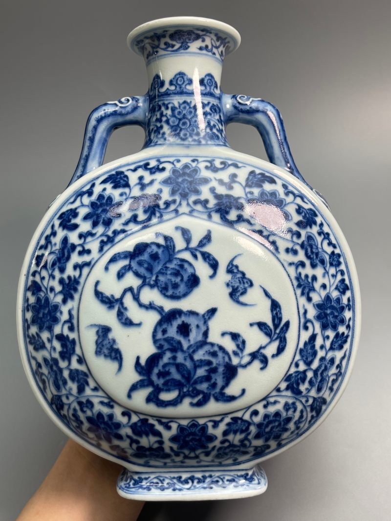 清乾隆  青花缠枝莲杏圆开光福寿纹双如意耳扁瓶 - 图7