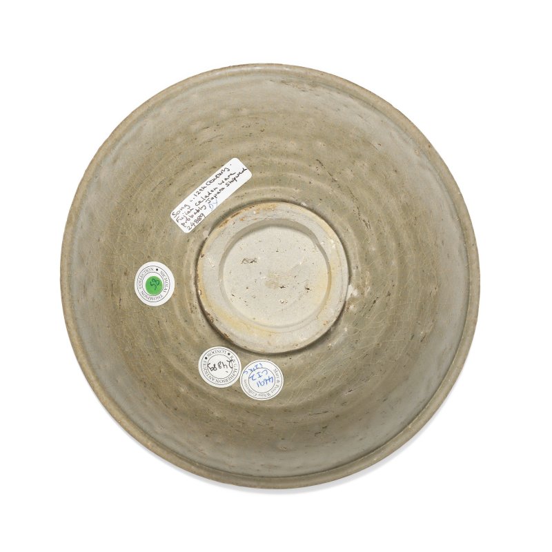 宋 青釉纏枝蓮紋盌 | A CARVED CELADON-GLAZED 'LOTUS' BOWL - 图5