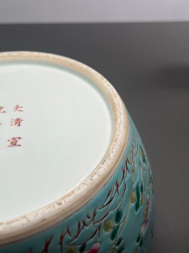 清宣统  松石绿地粉彩藤萝葡萄画眉纹鼓式盖罐 - 图15