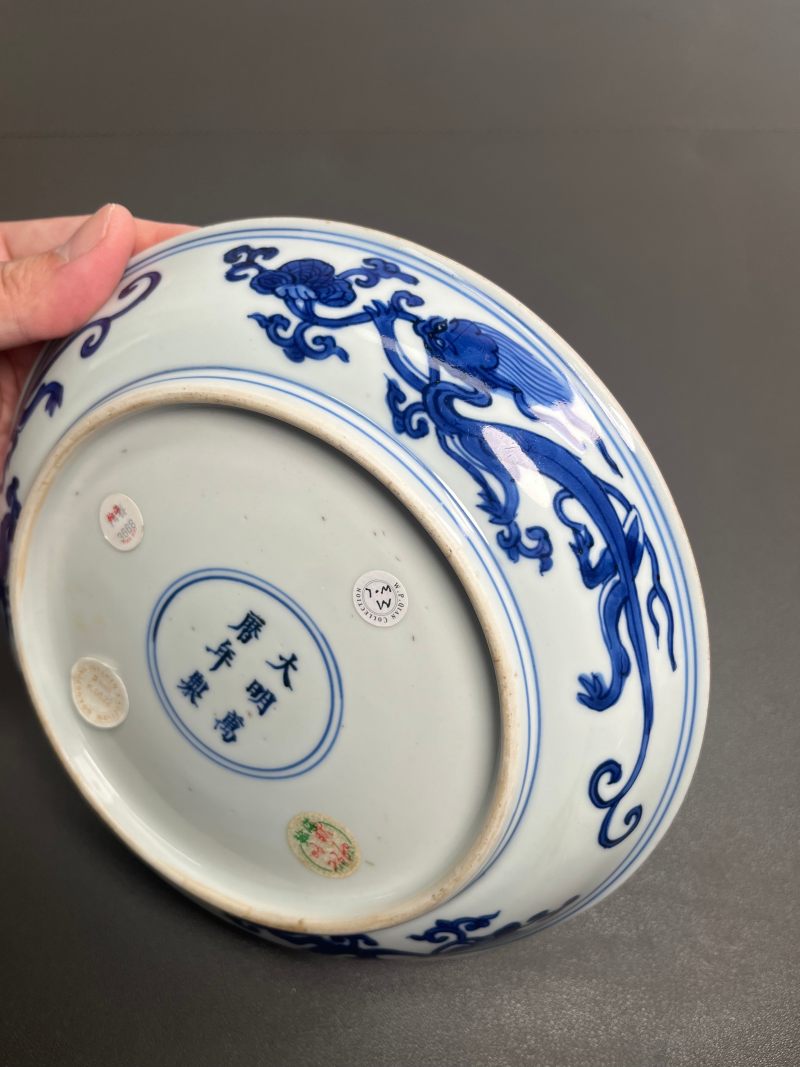 明万历  青花五彩“雉鸡洞石花卉”图盘（附老盒） - 图10