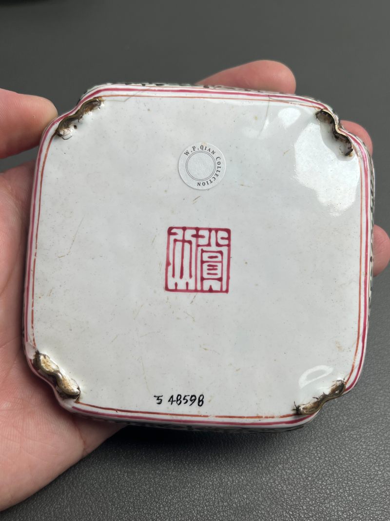 清乾隆  铜胎画珐琅人物故事图四方倭角碟（一对、带老盒） - 图13