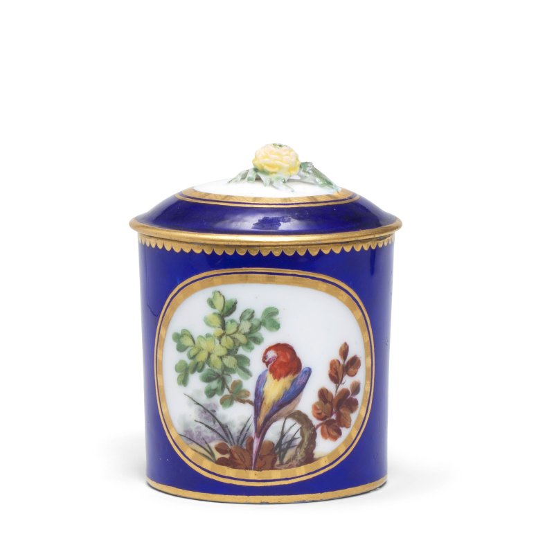 A small Sèvres blue-ground pomade pot and cover (pot à pommade), dated 1763 - 图4