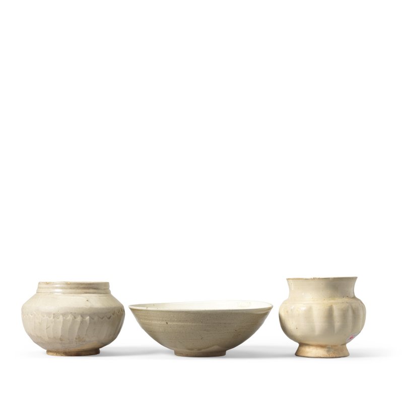 十一至十四世紀 磁州窯系盌、米白釉罐及灰釉罐 | A CIZHOU-TYPE BOWL, A CREAM-GLAZED JAR AND A GREYISH-GLAZED JAR - 图2