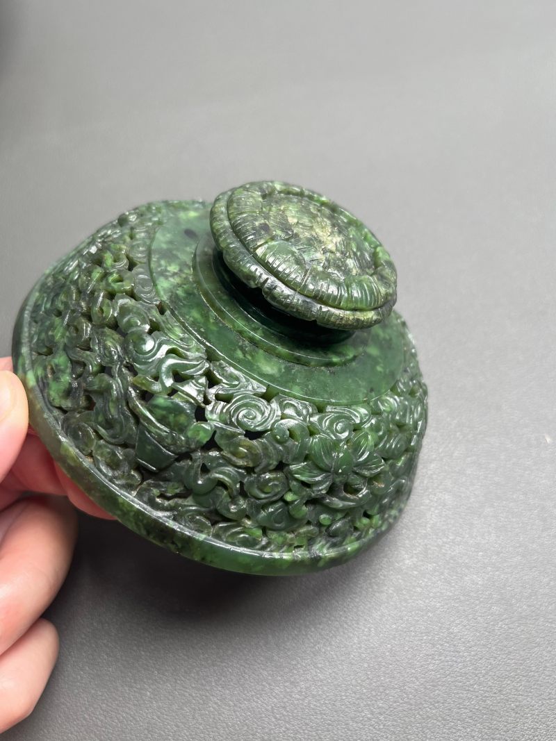 清乾隆  碧玉饕餮纹折沿熏炉（带木座） - 图9