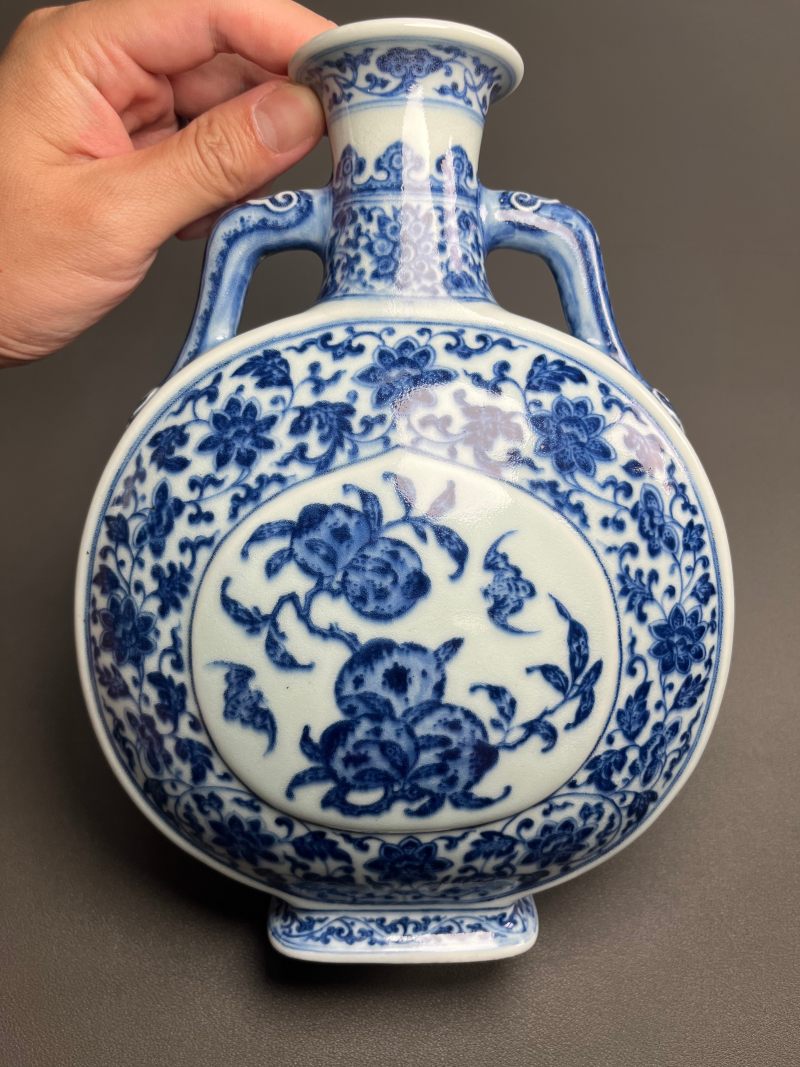 清乾隆  青花缠枝莲杏圆开光福寿纹双如意耳扁瓶 - 图9