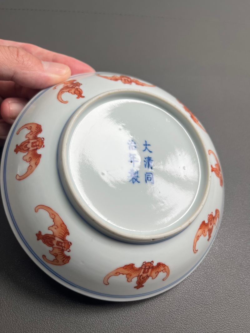 清同治  矾红“洪福齐天”百蝠纹盘 - 图14