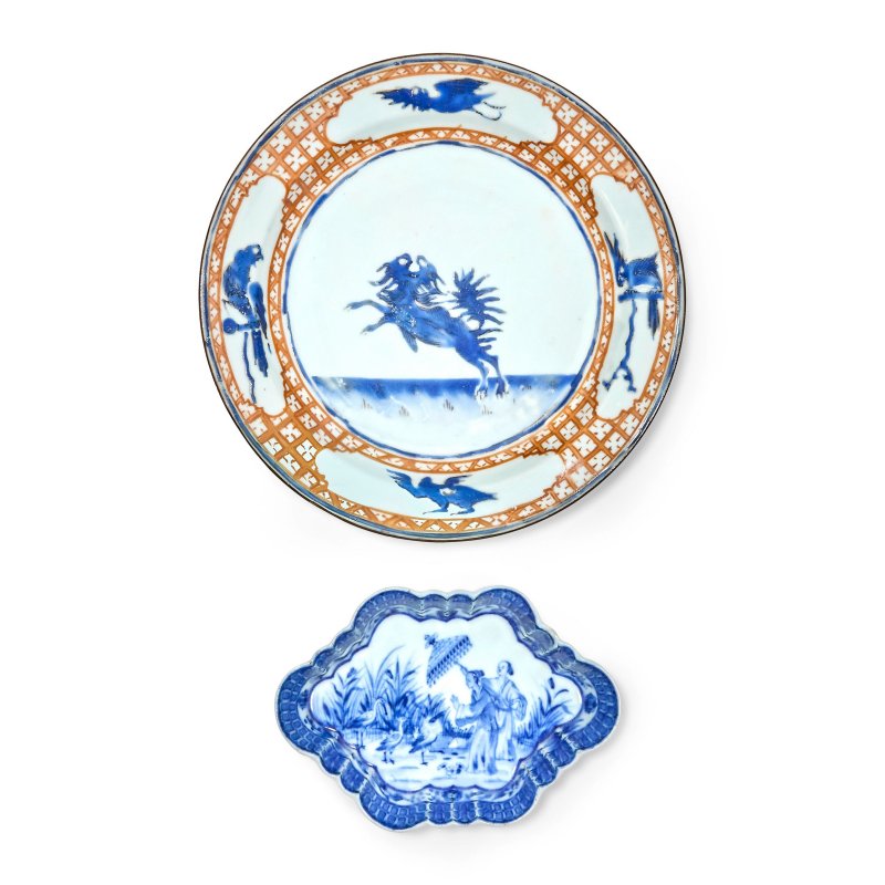清乾隆 青花躍犬盤及陽傘夫人圖湯匙托盤 | A 'LEAPING PEKINESE' DISH AND A BLUE AND WHITE 'DAME AU PARASOL' SPOON TRAY AFTER CORNELIS PRONK