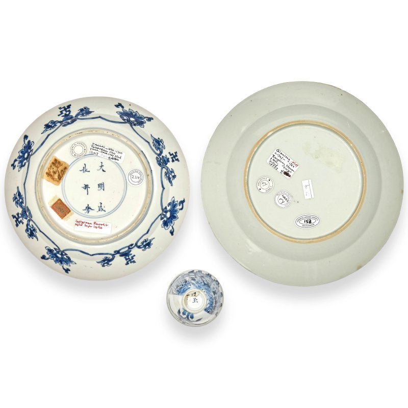 清康熙及乾隆 青花鹿特丹之亂盤、盃及青花伯利莊園圖盤 | A BLUE AND WHITE 'ROTTERDAM RIOT' DISH AND TEA BOWL, AND A BLUE AND WHITE 'BURGHLEY HOUSE' DISH - 图2