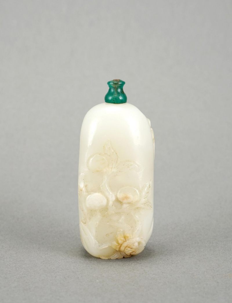    清 和田白玉帶糖色花鳥紋鼻煙壺