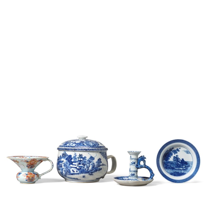 十八世紀 青花燭臺、夜壺、伊萬里渣斗及青花盤 | A BLUE AND WHITE CANDLESTICK, A CHAMBER POT, A CHINESE IMARI HANDLED SPITTOON AND A BLUE AND WHITE MYTHOLOGICAL SUBJECT DISH